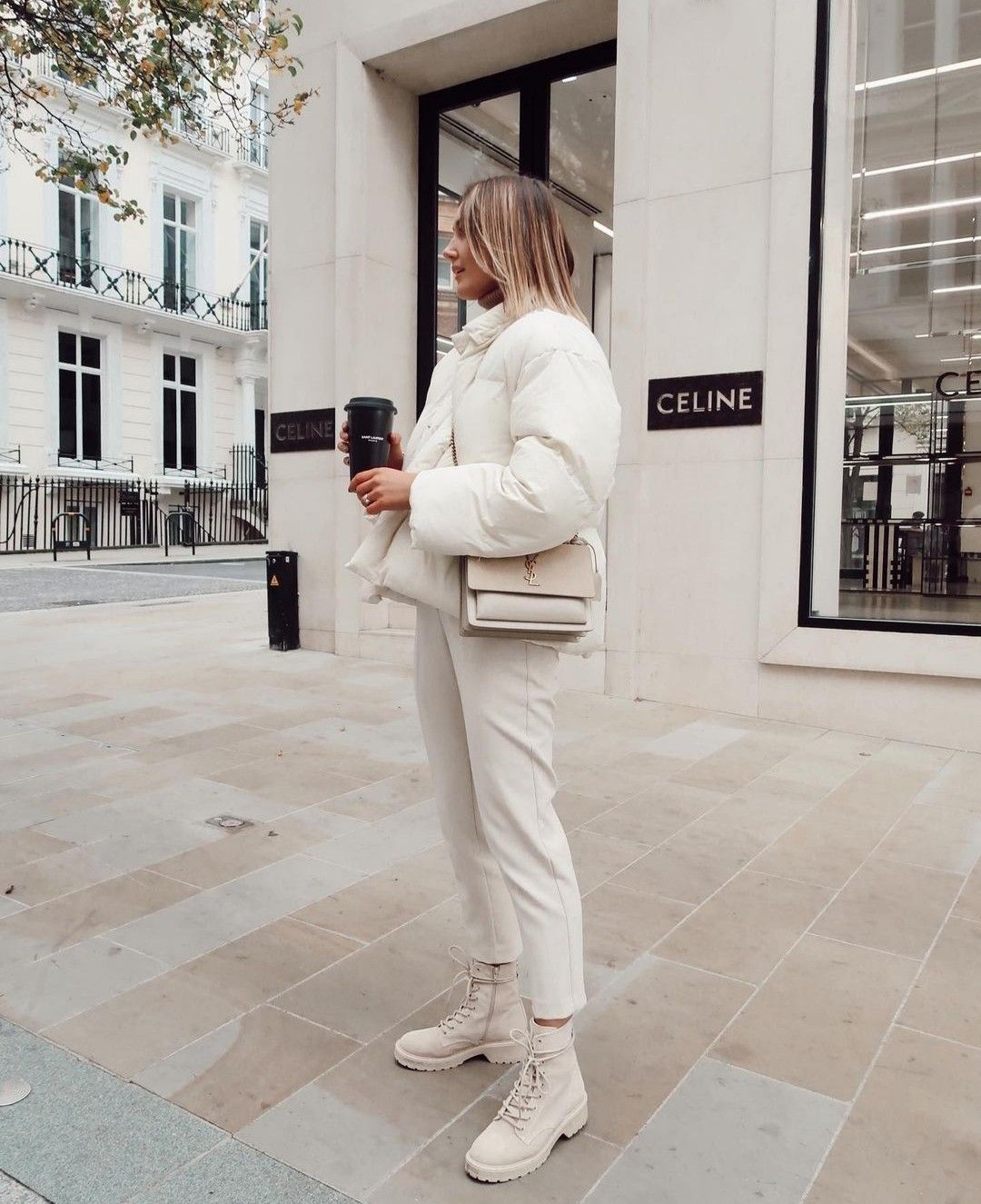 mulher com look estiloso com bota branca