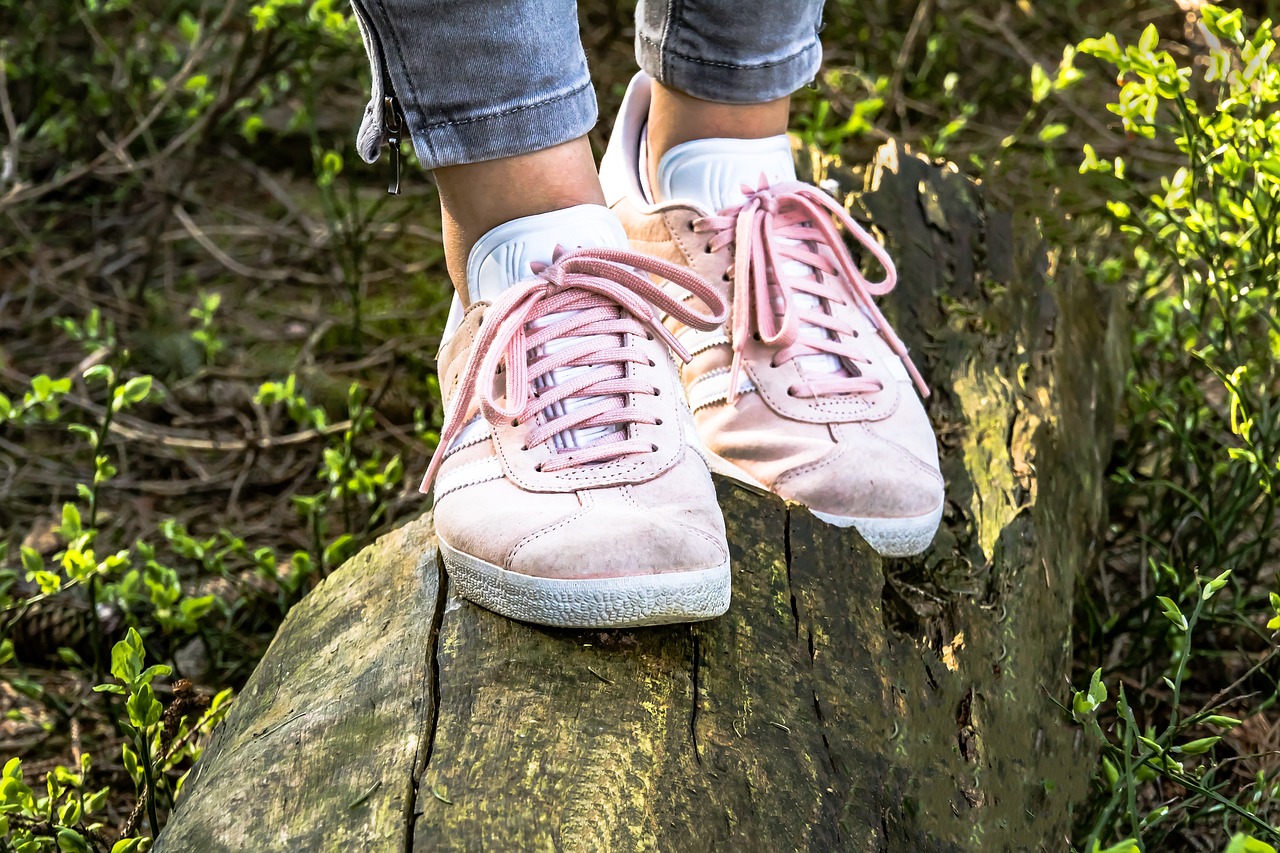 Mulher utilizando look com tênis