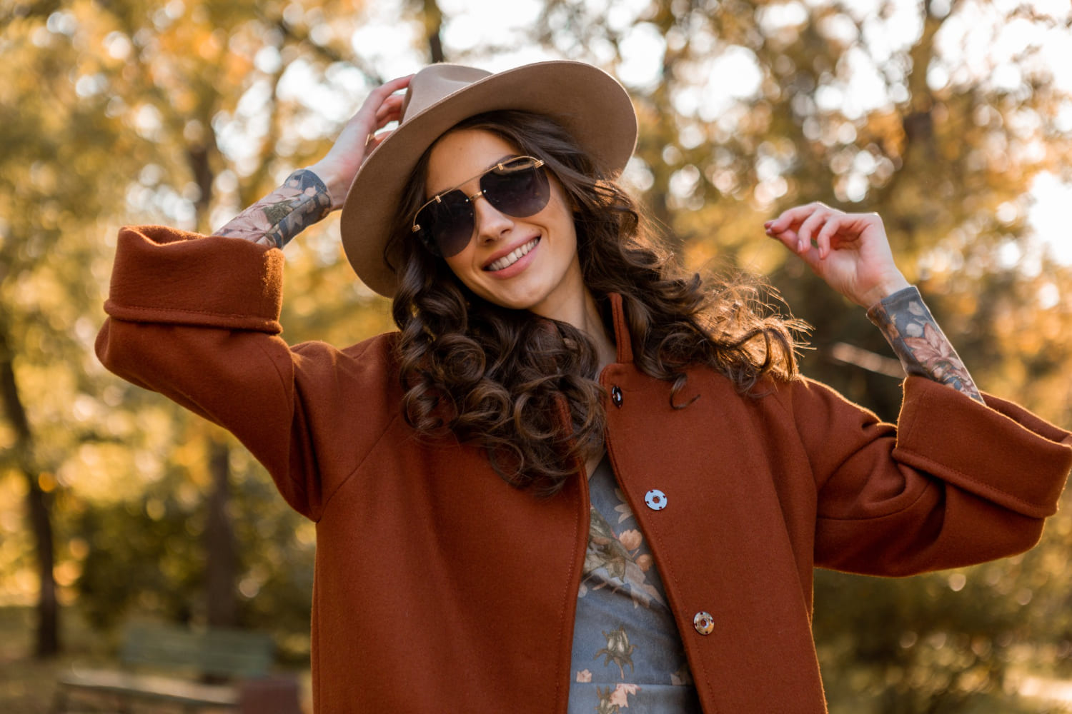 mulher sorridente com roupa para o outono