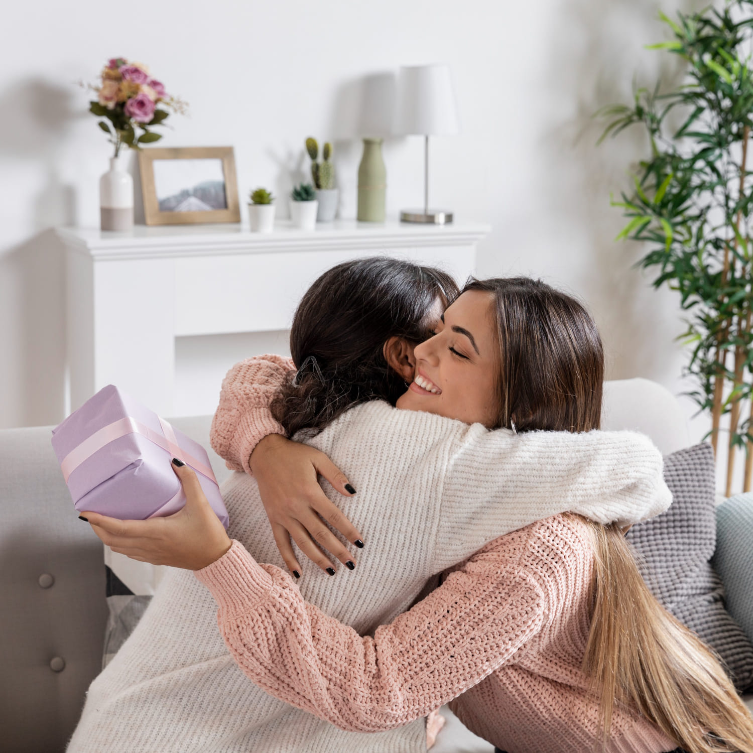 Filha presenteando a mãe no dia das mães