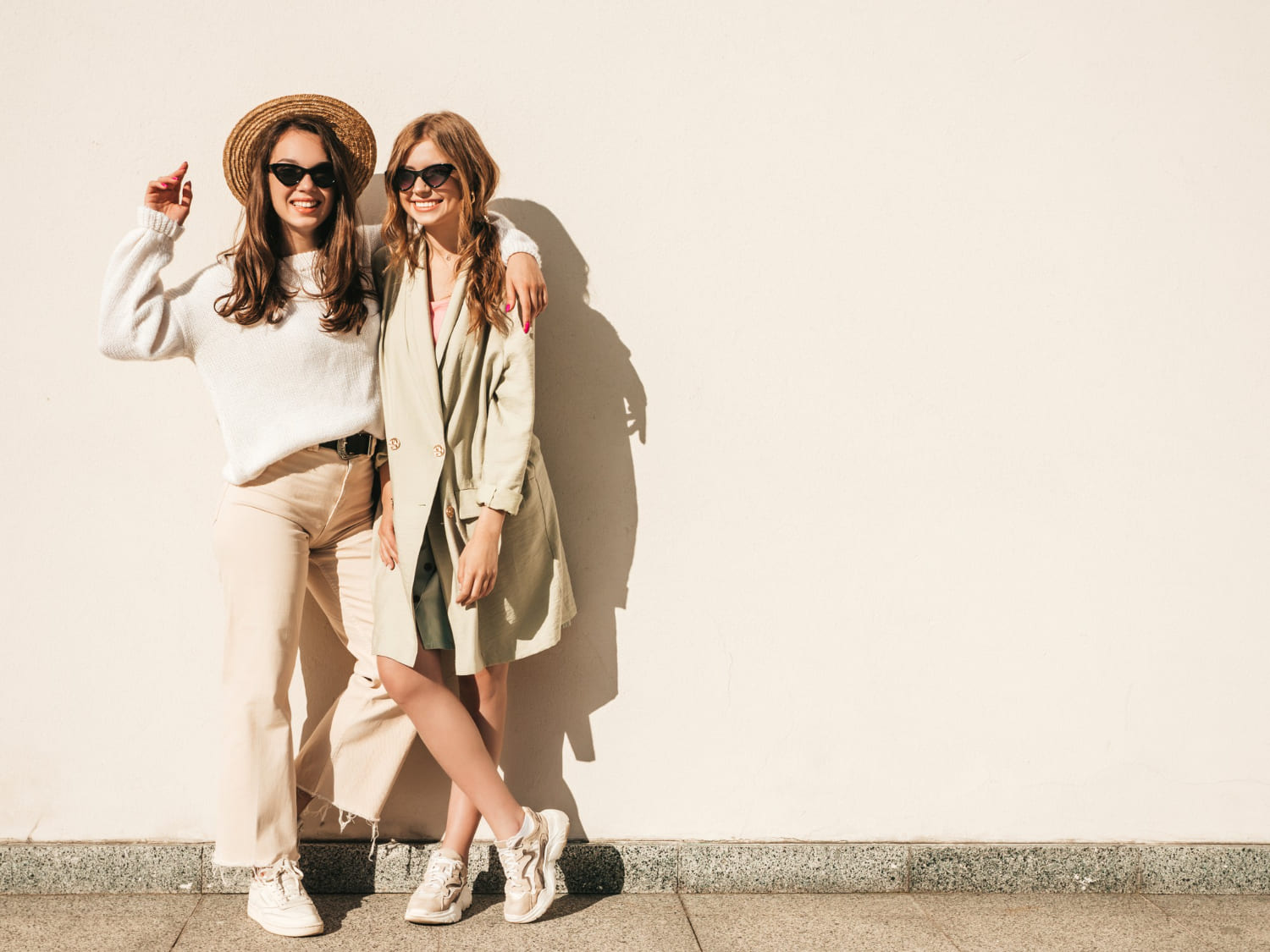 Mulheres com look com tênis branco