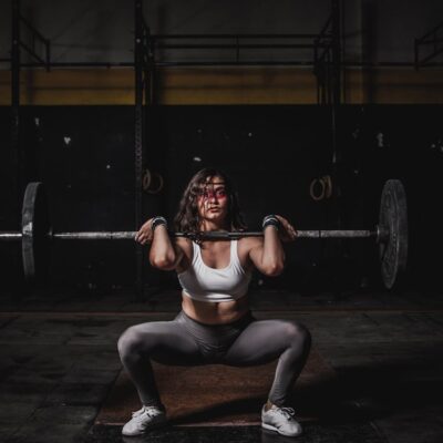 Mulher com tênis para crossfit