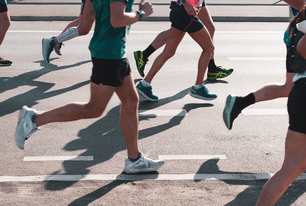 Homem com tipo de pisada competindo uma maratona