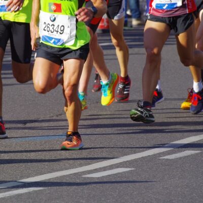 homem utilizando tênis para maratona