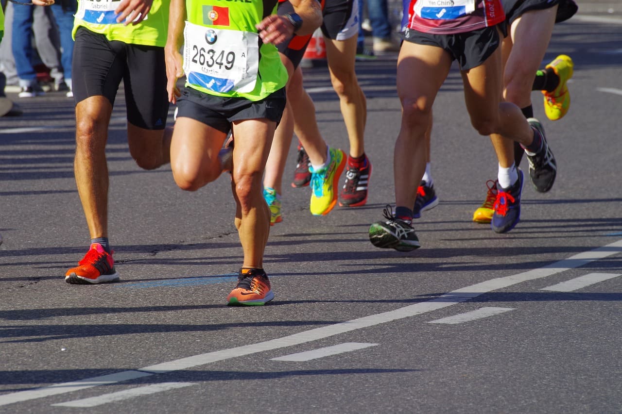 homem utilizando tênis para maratona