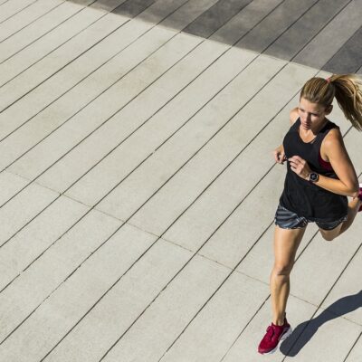 Mulher utilizando seu tênis de corrida na prática do esporte