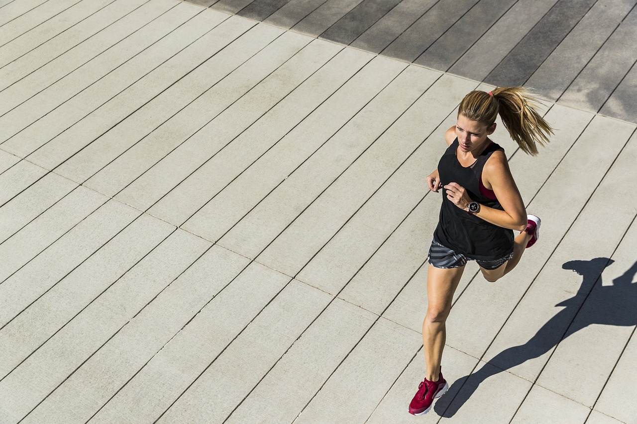 Mulher utilizando seu tênis de corrida na prática do esporte