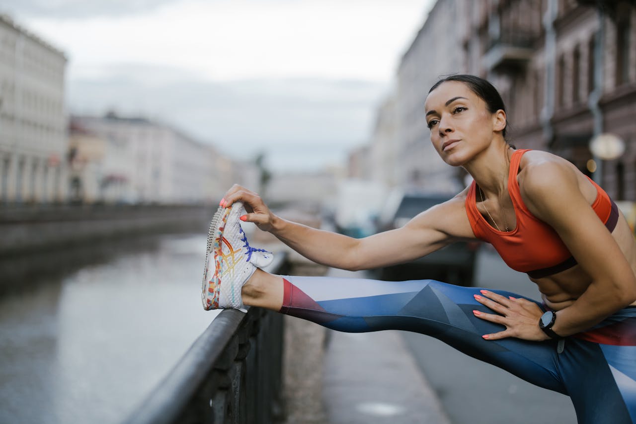 Mulher se alongando por ter benefícios da corrida