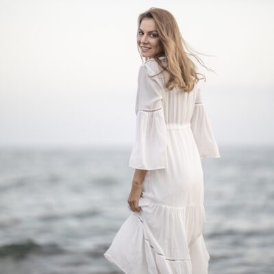 Mulher utilizando estilo clean girl na praia