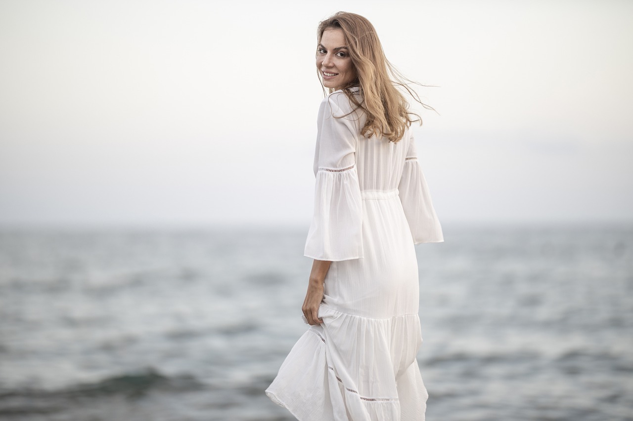 Mulher utilizando estilo clean girl na praia