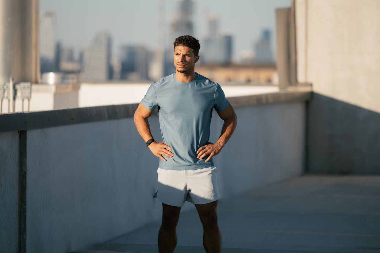 Homem utilizando short térmico